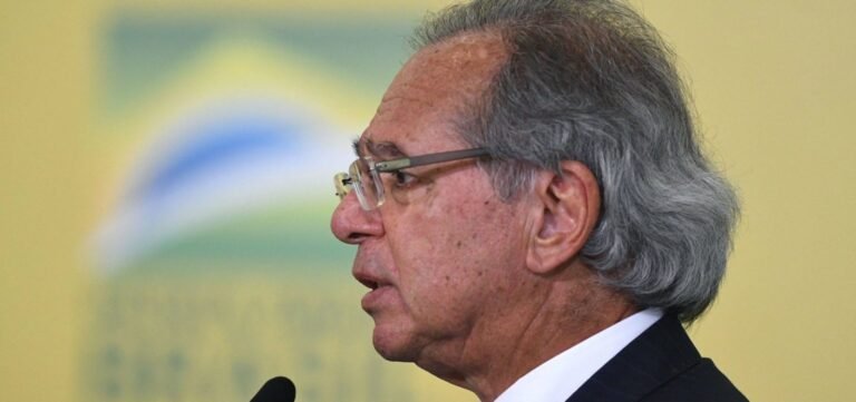 Paulo Guedes sugere vender praias brasileiras por US$ 1 bilhão