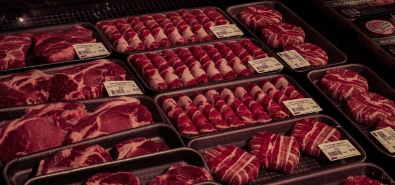 Grupo de homens armados é flagrado roubando 50 kg de carne em Salvador