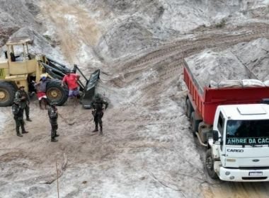 Maragogipe: PM prende dois e apreende caminhão em extração ilegal de minério