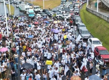 Profissionais de enfermagem fazem protesto por piso e travam região do Iguatemi