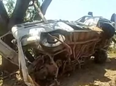 Seabra: Duas pessoas morrem após carreta desgovernada atingir Kombi e ambulância