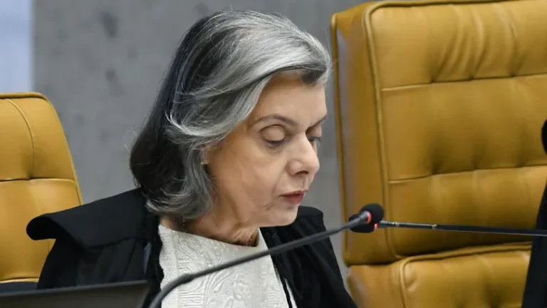 Cármen Lúcia manda arquivar pedidos de investigação contra Bolsonaro