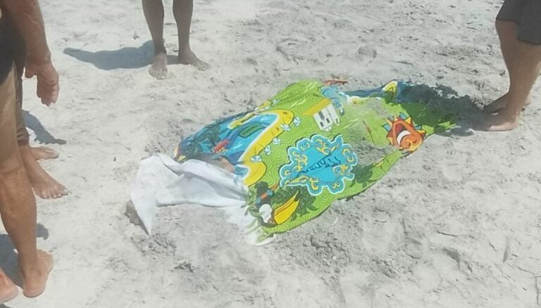 Homem é executado a tiros em praia lotada de Ilhéus e esposa grávida fica baleada