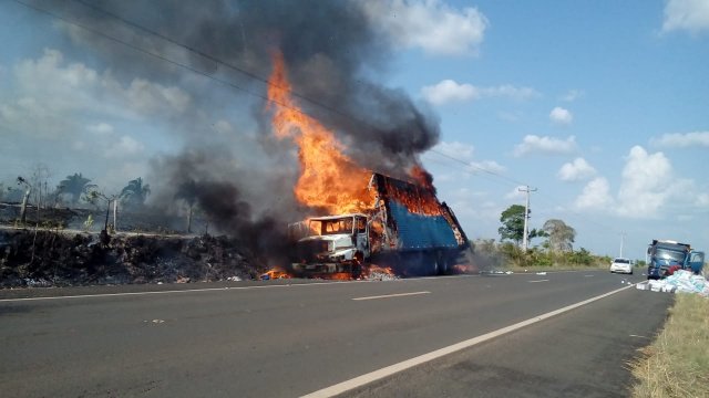 Caminhão de Amargoense pega fogo no Maranhão