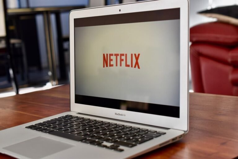Netflix lança plano mais barato com exibição de anúncios no Brasil