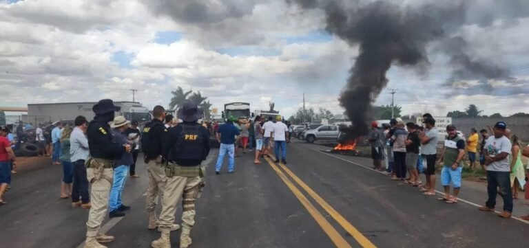 Polícia já desobstrui 30 trechos de rodovias na BA; apenas uma manifestação permanece