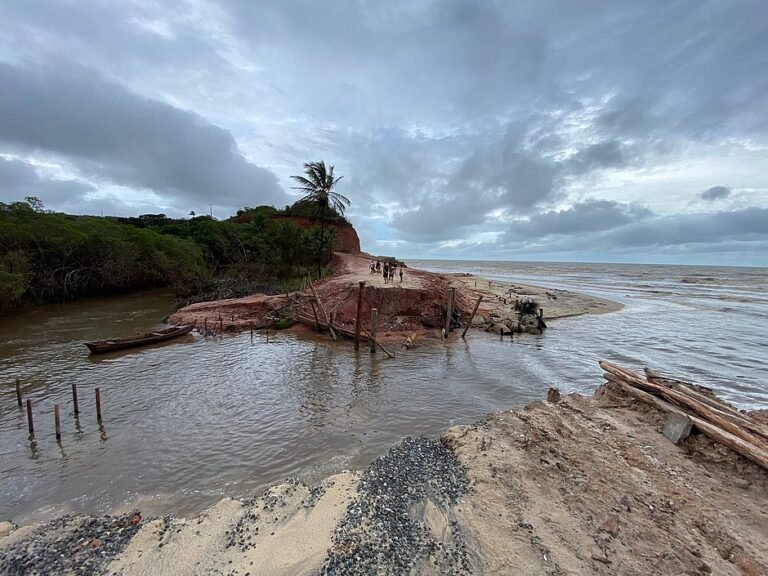 Chuva deixa três mil desabrigados na Bahia