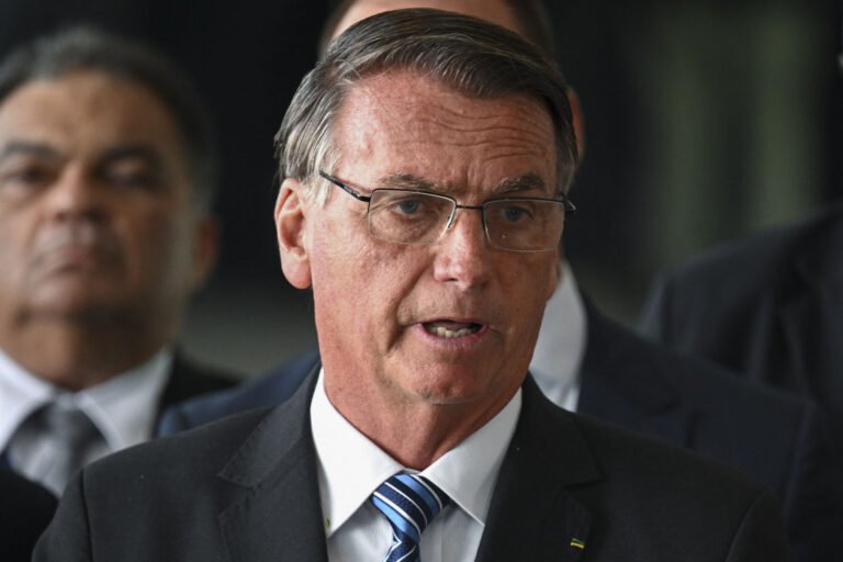 Após prometer R$ 1.400, Bolsonaro eleva salário mínimo para R$ 1.302