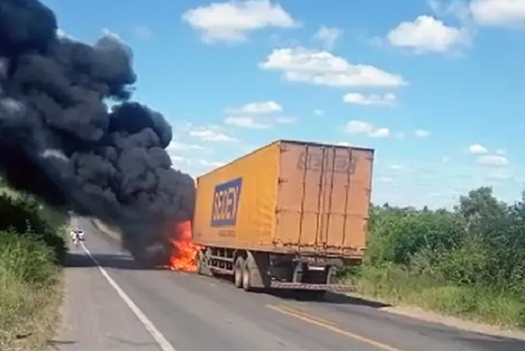 Caminhão dos Correios pega fogo na BR-116