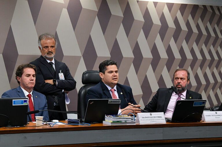CCJ do Senado aprova PEC da Transição que amplia teto de gastos para pagar Bolsa Família