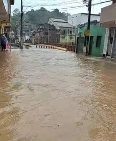 Chuvas causam diversos transtornos em Jiquiriçá e deixam estádio de Brejões tomado por água
