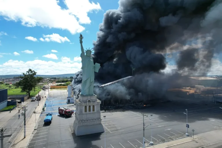 Grande incêndio destrói loja da Havan na Bahia