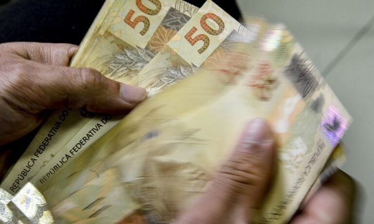 Governo ainda avalia se vai elevar o salário mínimo para R$ 1.320