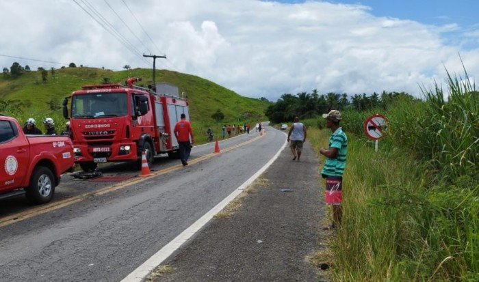 Homem morre preso às ferragens após colisão entre carro e caminhão na BR-330, trecho de Jitaúna