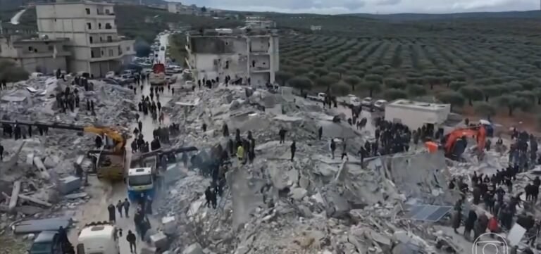 Número de mortos chega a 3,8 mil após terremoto na Turquia e na Síria