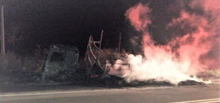 Caminhão é totalmente destruído após pegar fogo em estrada no sul da Bahia