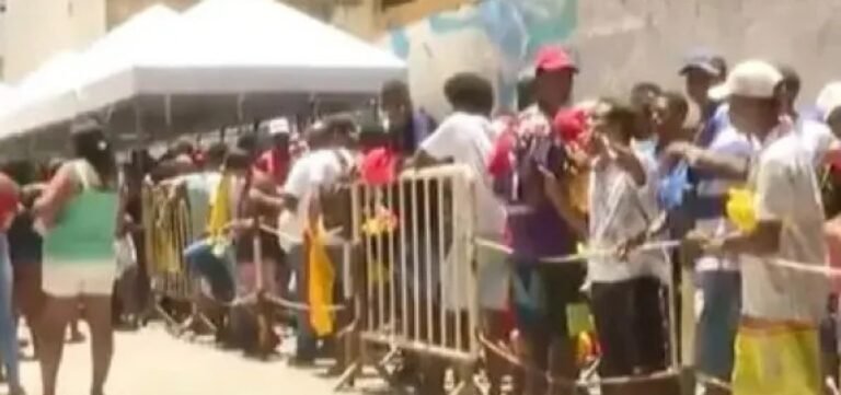 Grupo de cordeiros protesta e cobra pagamento por diárias do Carnaval