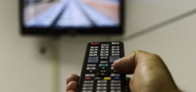 Jovens de até 24 anos veem 7 vezes menos TV aberta do que idosos