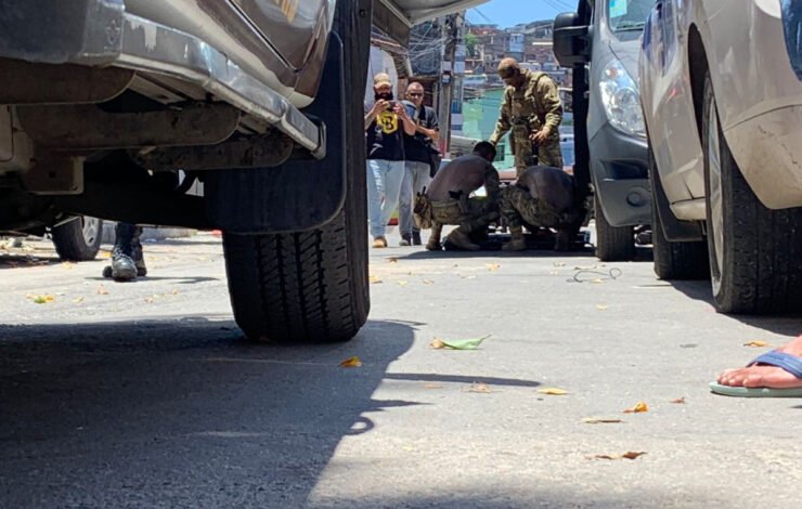 Bomba caseira é recolhida na frente de escola municipal, em Salvador