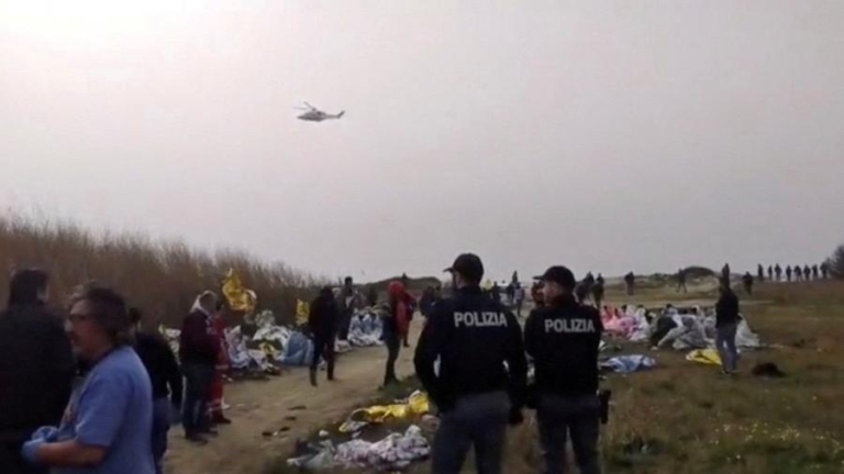 Naufrágio de barco com imigrantes deixa ao menos 33 mortos na Itália