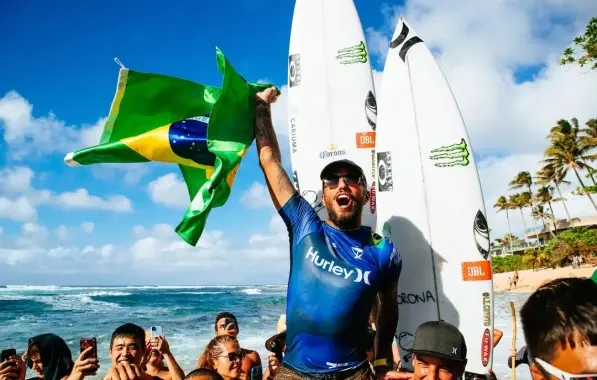 Filipe Toledo vira bateria na última onda contra americano e é campeão em Sunset