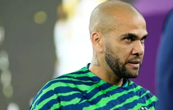 Daniel Alves tem recurso negado pela Justiça espanhola; jogador seguirá preso