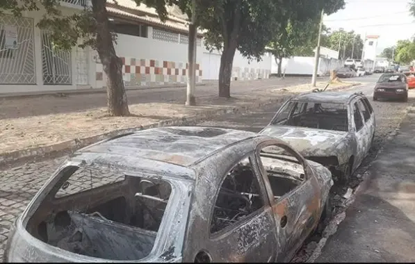 Carros são incendiados próximos à delegacia de Brumados