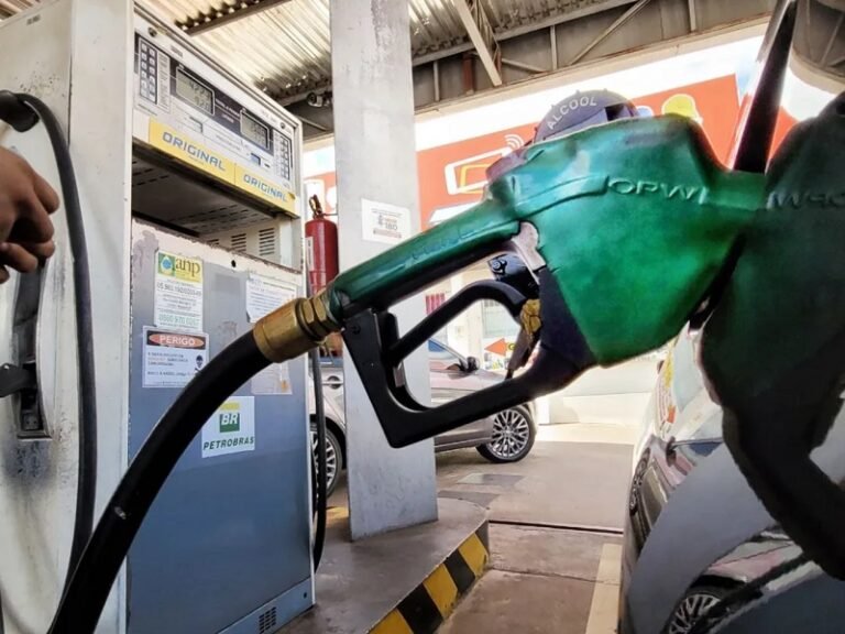 Gasolina pode subir R$ 0,69 e álcool R$ 0,24 com o retorno dos impostos federais, diz associação