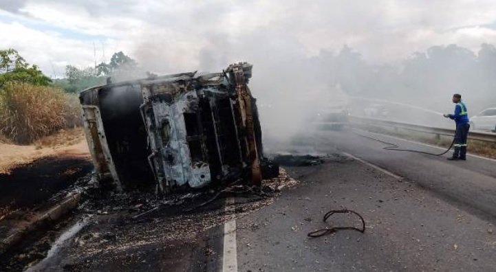 Caminhão de soja tomba na BR-324 e pega fogo