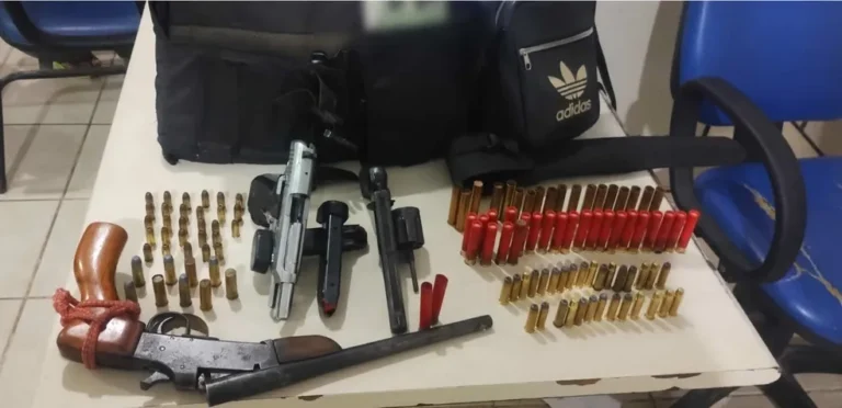 Homem é preso com armas, munições e coletes balísticos; suspeito se identificou como guarda municipal