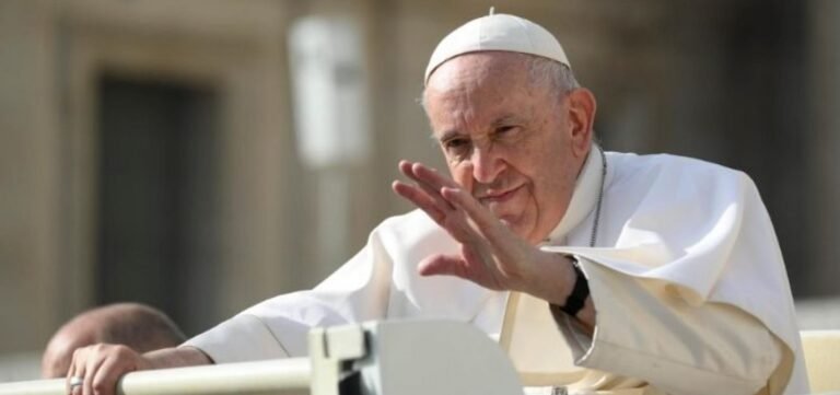 Celibato sacerdotal pode ser revisto, diz papa Francisco