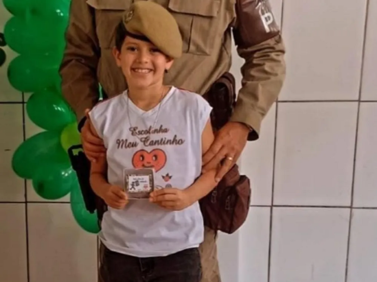 Menino de 8 anos morre após manusear arma do pai policial na Bahia