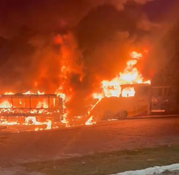 Urgente: incêndio atinge vários ônibus no pátio da rodoviária de Amargosa