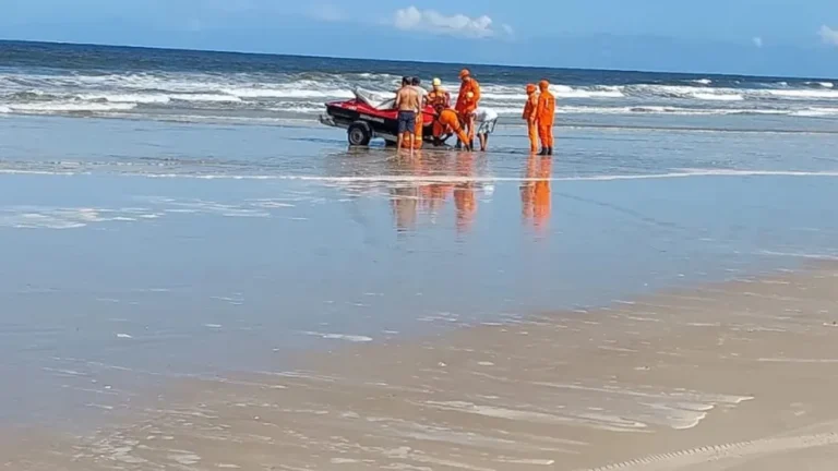 Adolescente desaparece após se afogar em praia no sul da BA; irmão foi resgatado por bombeiros