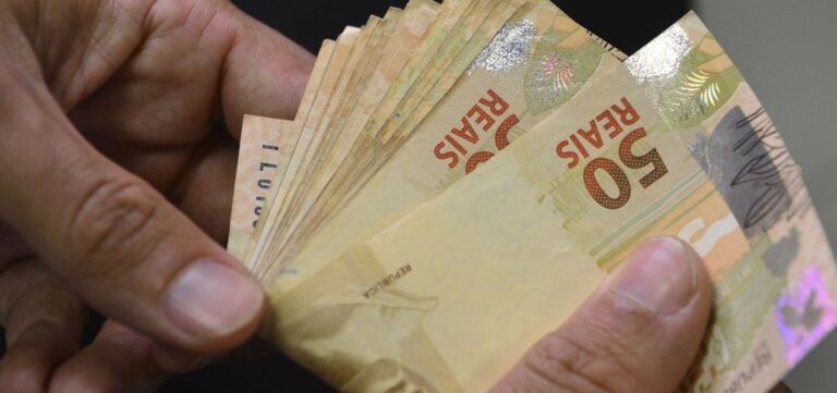 Governo confirma salário mínimo de R$ 1.320