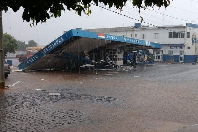 Cobertura de posto desaba após chuvas no sul da Bahia