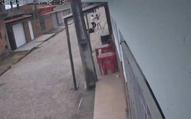 Atentado a tiros deixa feridos em Amargosa; câmera flagra crime, assista: