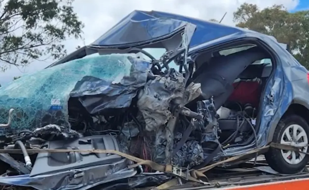 Dois morrem em acidente na BA após batida entre carro e carreta; veículo ficou destruído