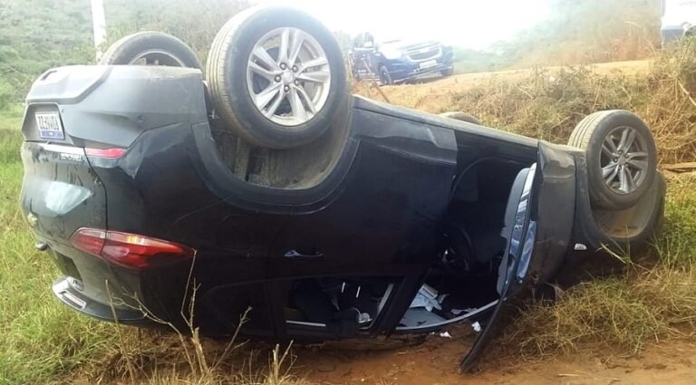 Motorista capota carro em Brejões após roubar o veículo em Itatim e perder o controle da direção