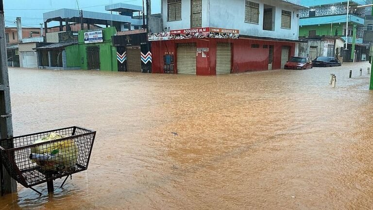 Fortes chuvas causam enchentes e deslizamentos no litoral da Bahia