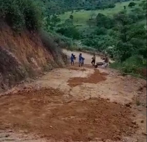 Amargosa: moradores fazem mutirão para recuperar estrada na zona rural