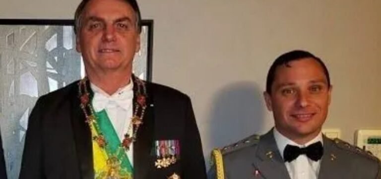 PF faz buscas na casa de Bolsonaro e prende ex-ajudante Mauro Cid