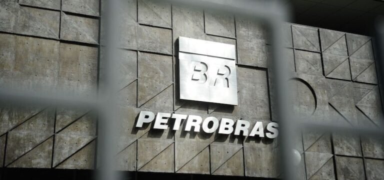 Petrobras anuncia fim da paridade de preços do petróleo com o dólar