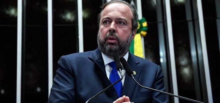 Em Salvador, ministro de Minas e Energia diz que Refinaria de Mataripe deveria “voltar a ser da Petrobras”