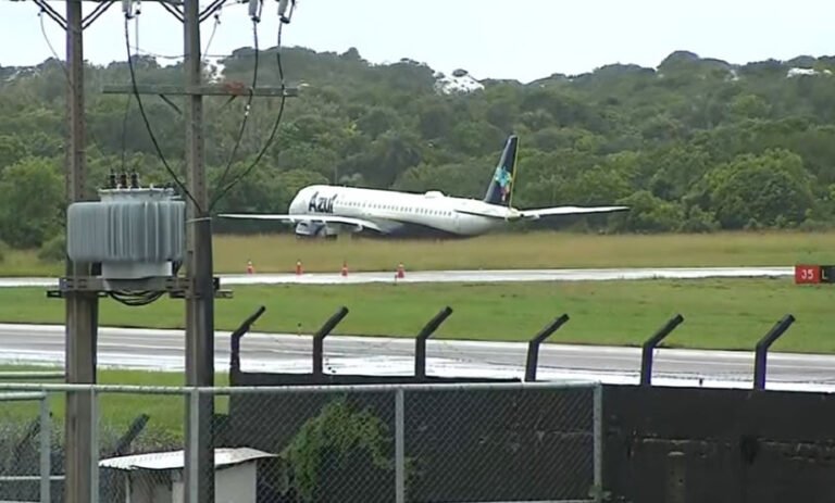 Avião derrapa e sai da pista no aeroporto de Salvador