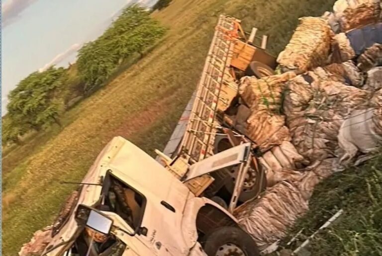 Motorista morre após caminhão capotar no sudoeste da Bahia