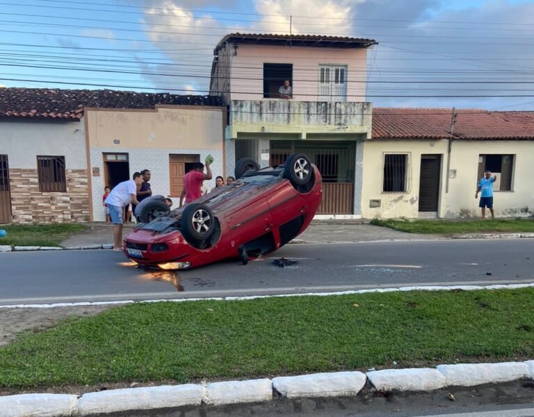 Carro capota na avenida ACM em Amargosa