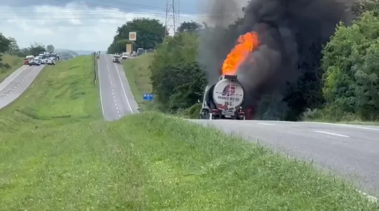 Carreta tanque carregada de combustível pega fogo e rodovia na Bahia é interditada por causa do risco de explosão