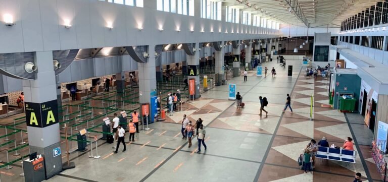 Aeroporto de Salvador volta a operar após suspender pousos e decolagens