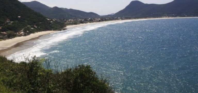 Barco com pelo menos 12 pessoas naufraga na costa de Santa Catarina